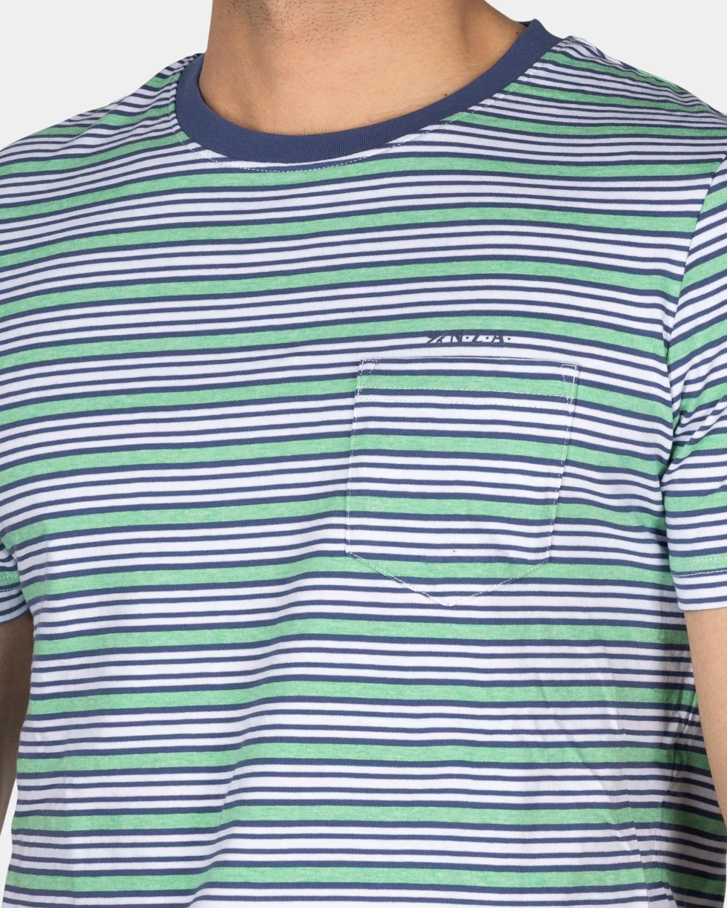 T-Shirt mit blauen Streifen