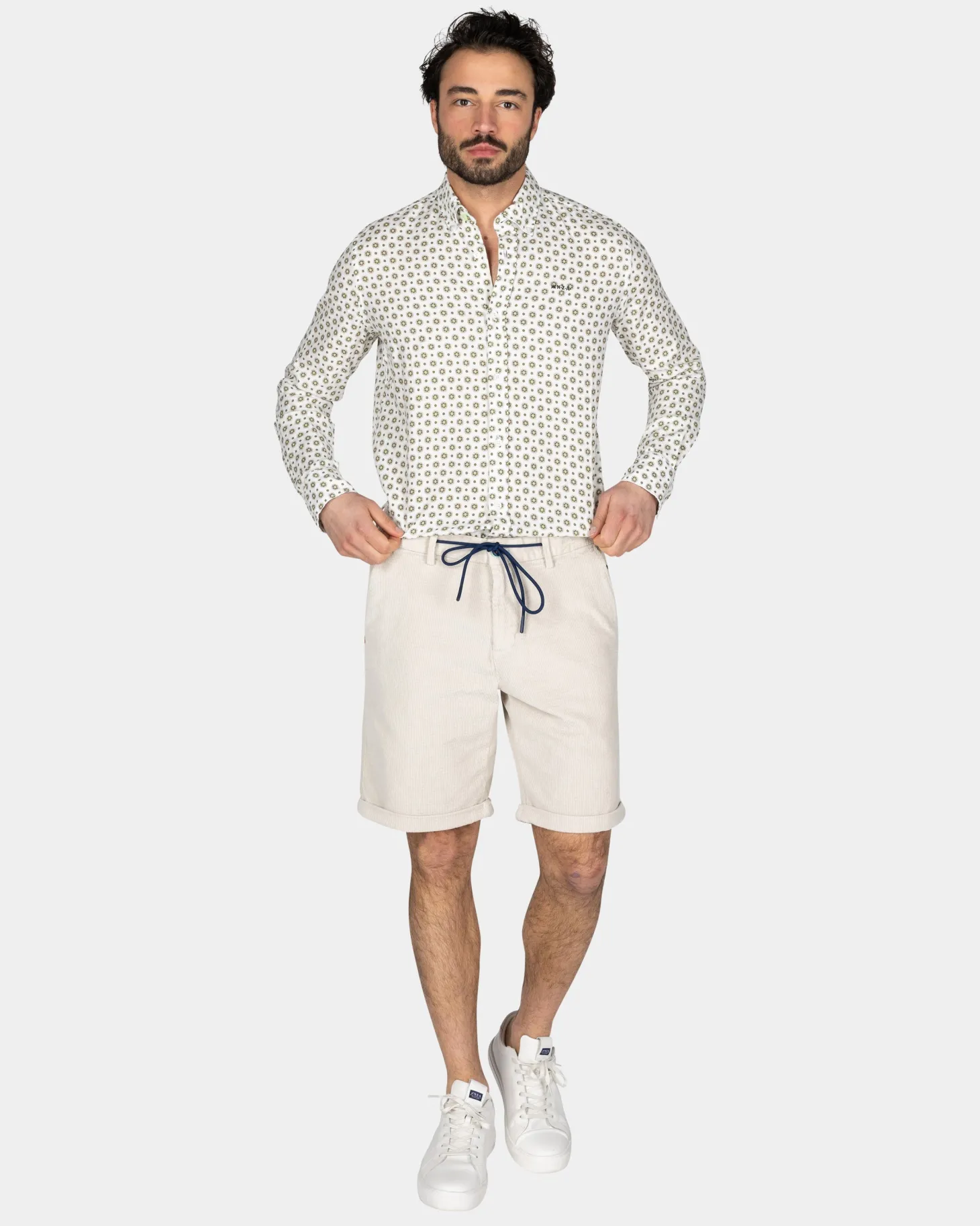 Weißes Hemd mit grünem grafischem Print