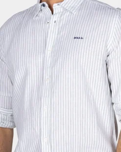 Weißes Leinenhemd mit hellgrünem Streifen