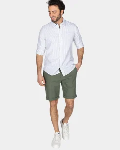 Weißes Leinenhemd mit hellgrünem Streifen