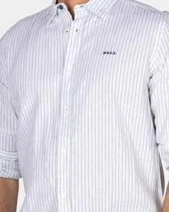 Weißes Leinenhemd mit pastellblauem Streifen